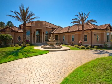 Beautiful Home Overlooking Green Lawn